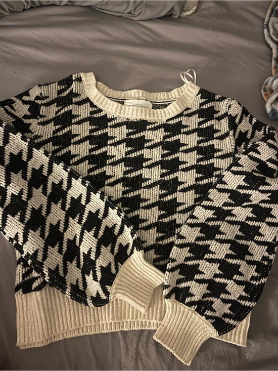 Olive & Oak Sweaters - Olive & Oak Black and Cream Houndstooth Crewneck Sweater
